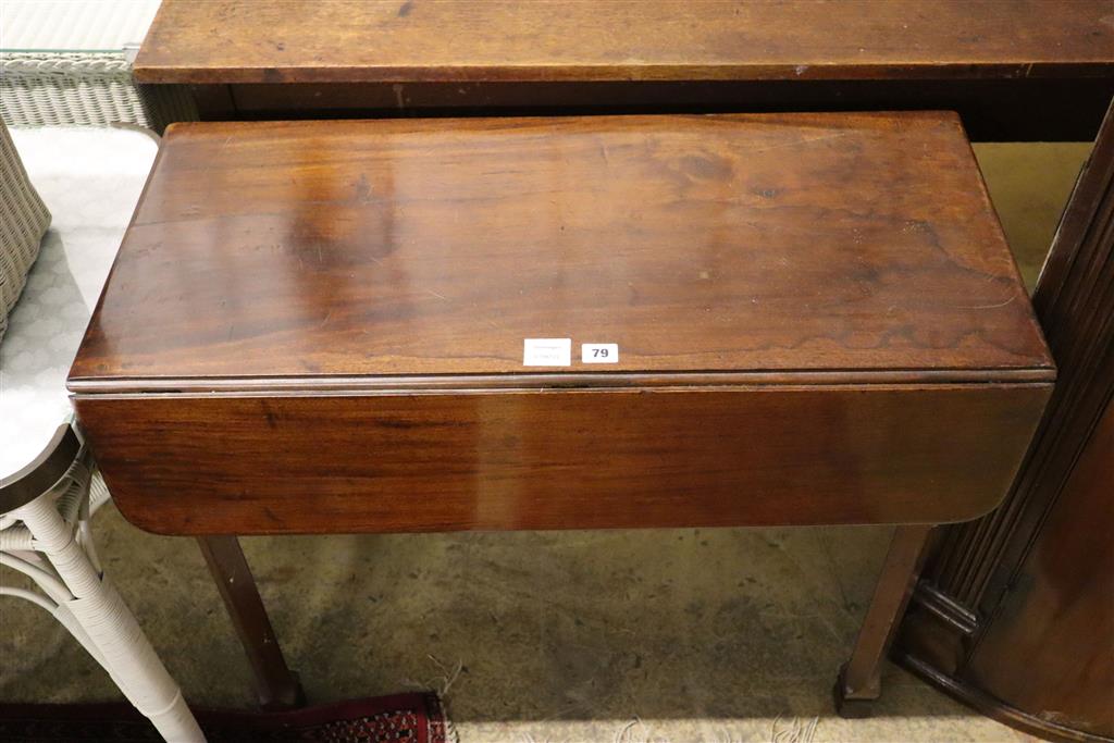 A George III mahogany Pembroke table, width 88cm, depth 40cm, height 70cm